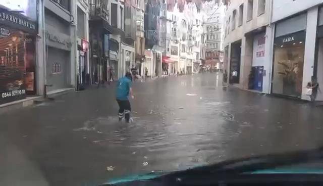 İstanbul'u sağanak vurdu. Mısır Çarşısı girişi sular altında, tramvay seferleri durdu 13